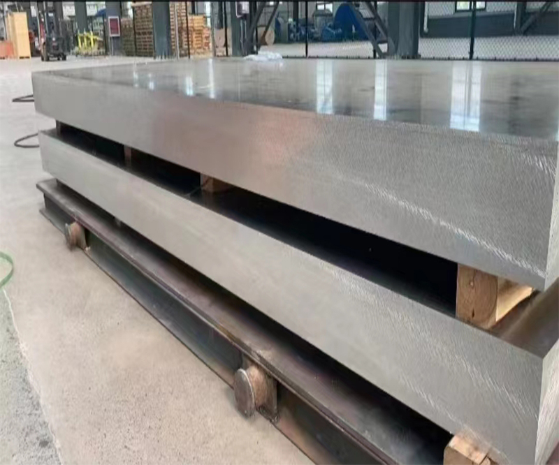 超宽铝板需要进行阳极氧化、喷涂和精细抛光等表面处理方式以提高其耐腐蚀性和装饰性