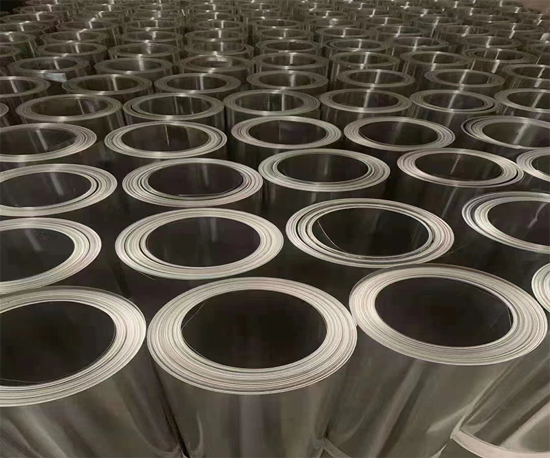 保温铝卷在潮湿环境下能够有效防止水分渗透保护内部结构不受侵蚀